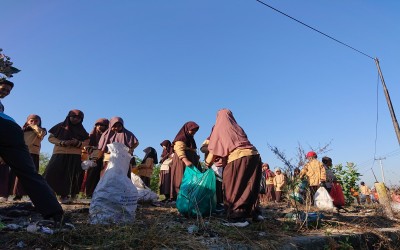 MIS Insan Robbani Bersihkan Jalanan Menuju Jembatan Menuju Hotel Padadita